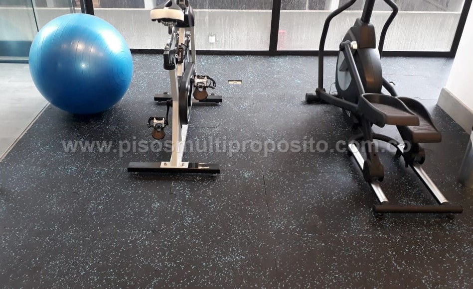 piso de caucho en gimnasio